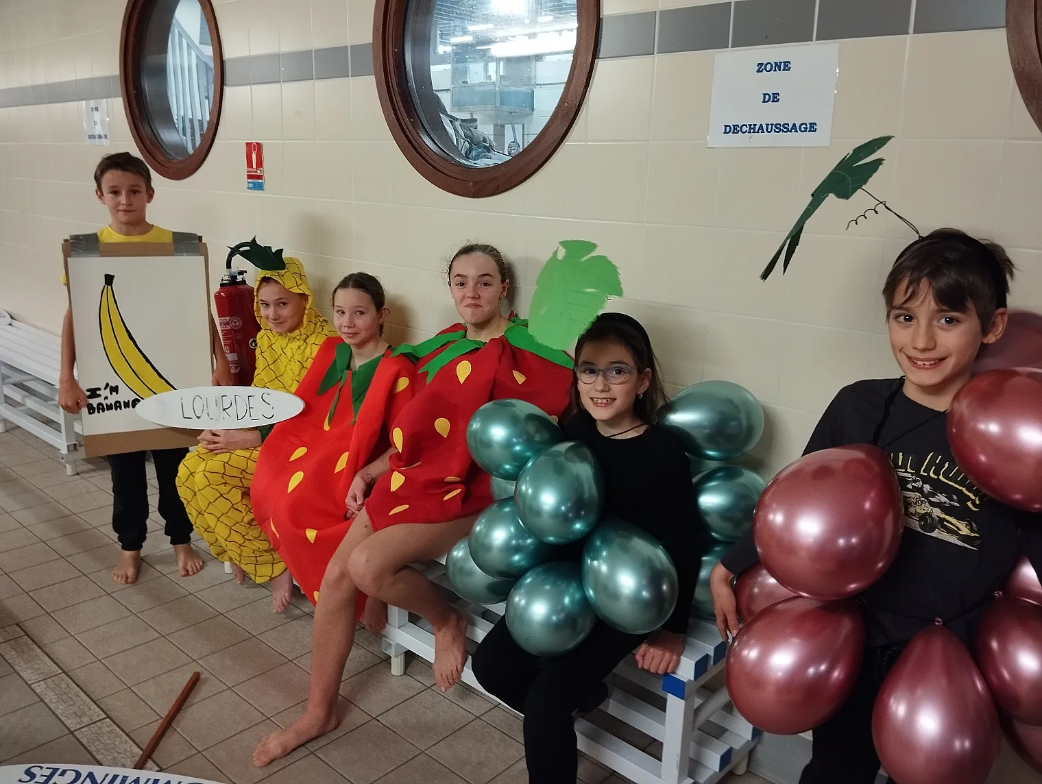 Nageurs du club déguisés en fruits, prix du meilleur déguisement aux 59es Médailles du TOAC