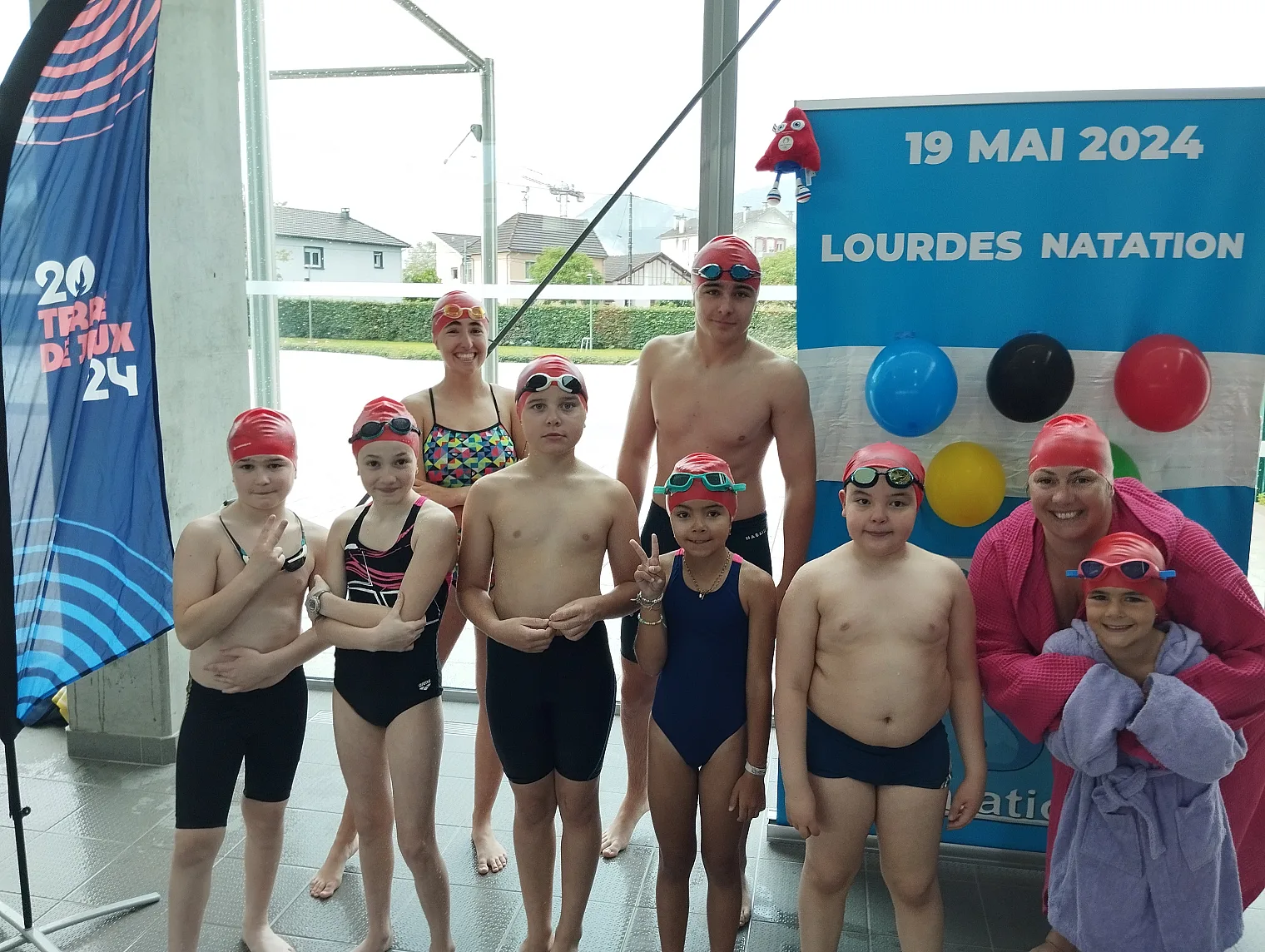 Nageurs et encadrants réunis pour le passage de la flamme olympique à Lourdes