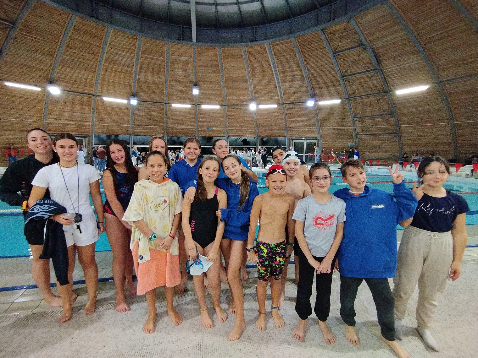Délégation du club au bord du bassin lors des interclubs Avenirs 2023