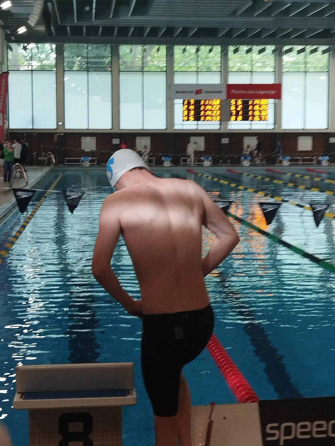 Nageur de Lourdes Natation sur le plot de départ lors de la finale A du 100 m brasse au meeting régional de Toulouse