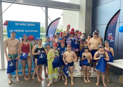 Les nageurs de tous les groupes du club réunis le 19 mai 2024 au complexe aquatique de Lourdes