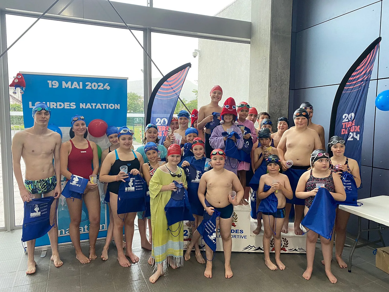 Les nageurs de tous les groupes du club réunis le 19 mai 2024 au complexe aquatique de Lourdes