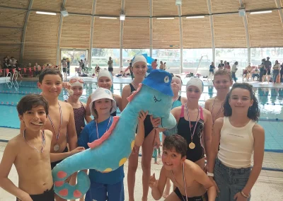 Jeunes nageurs du club posant avec la mascotte hippocampe au bord du bassin, Challenge Avenirs 2026