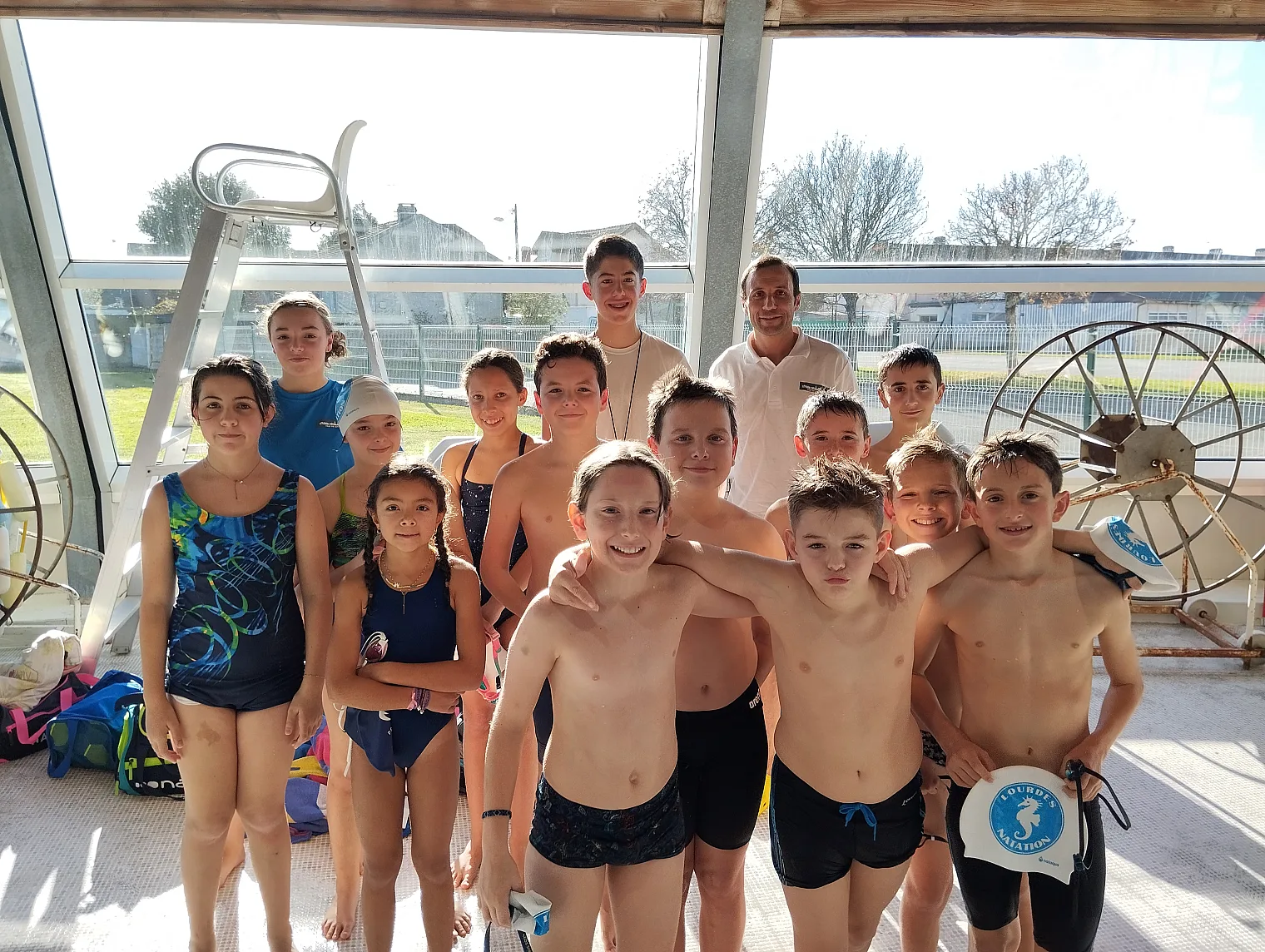 Équipes du club réunies au bord du bassin lors des interclubs 2024