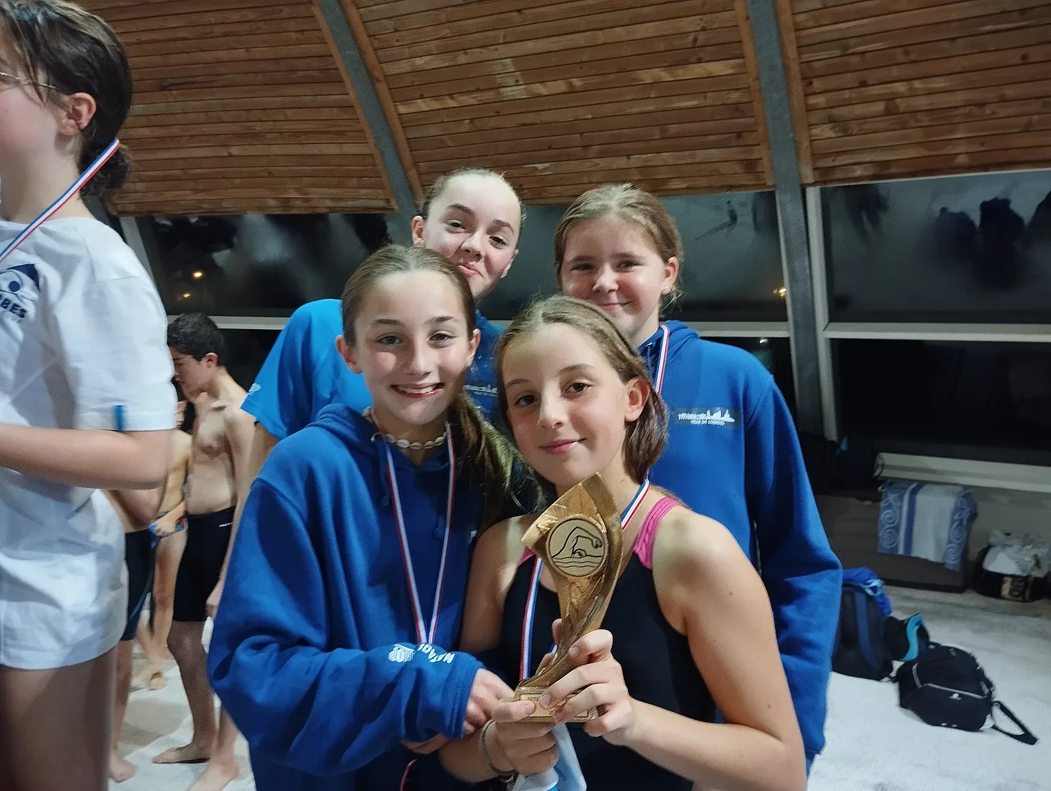 Nageuses du club brandissant leur trophée lors des interclubs Avenirs 2023