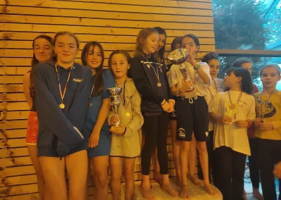 L équipe féminine Avenirs du club, deuxième des interclubs, avec ses trophées