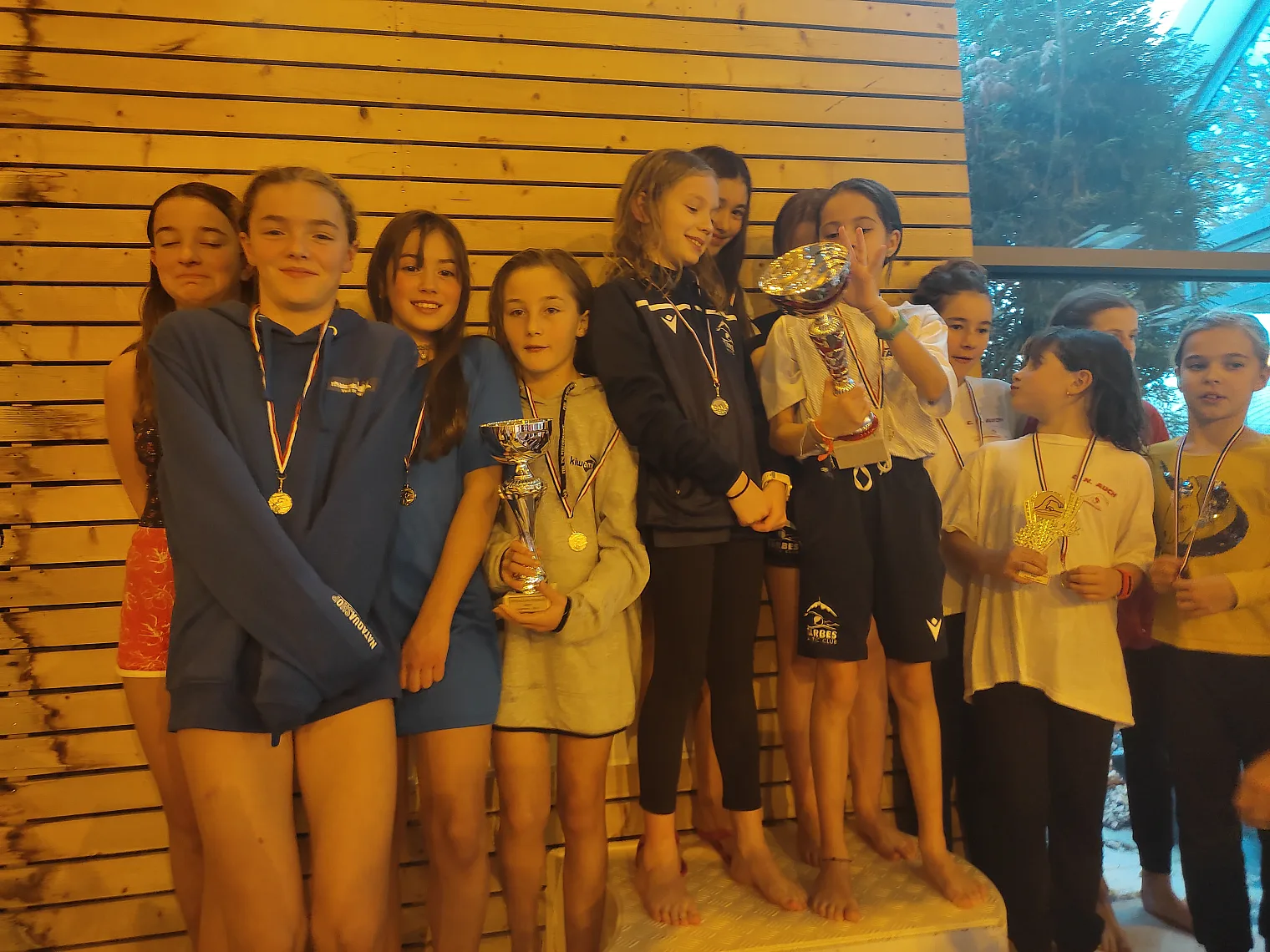 L équipe féminine Avenirs du club, deuxième des interclubs, avec ses trophées