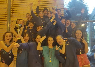 Photo de groupe des équipes Avenirs et Jeunes du club, coupes et médailles en main