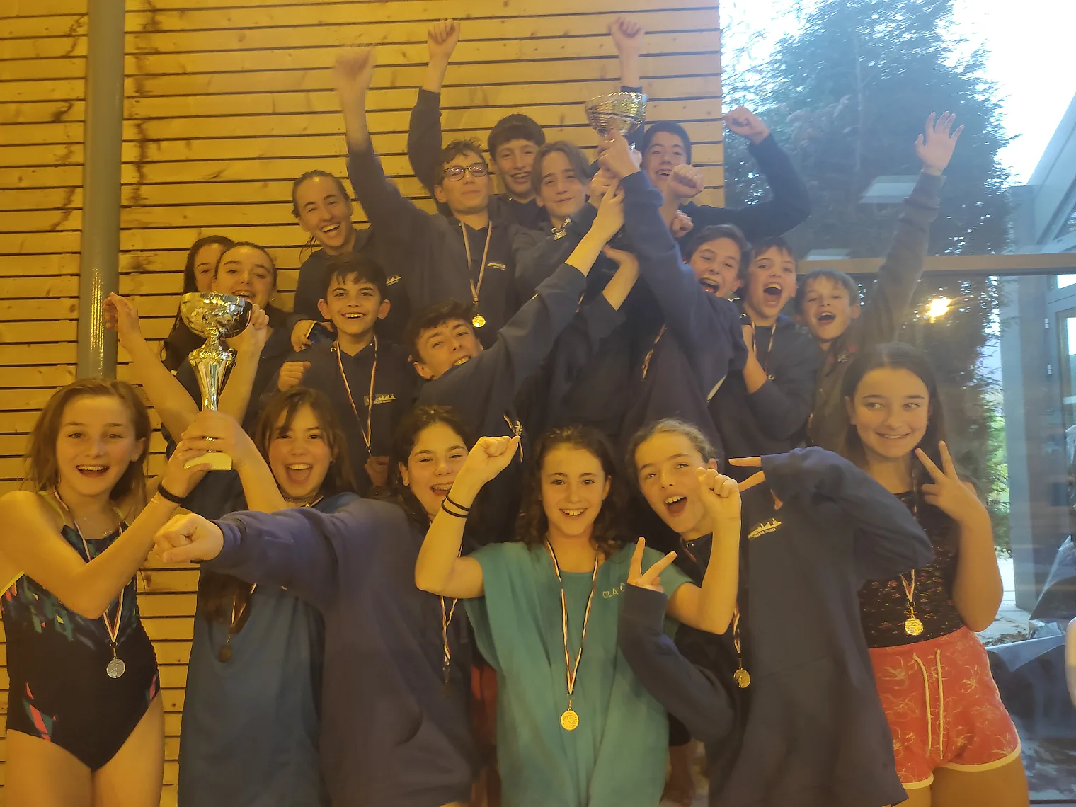 Photo de groupe des équipes Avenirs et Jeunes du club, coupes et médailles en main