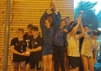 L équipe 1 Jeunes messieurs du club soulève la coupe des interclubs