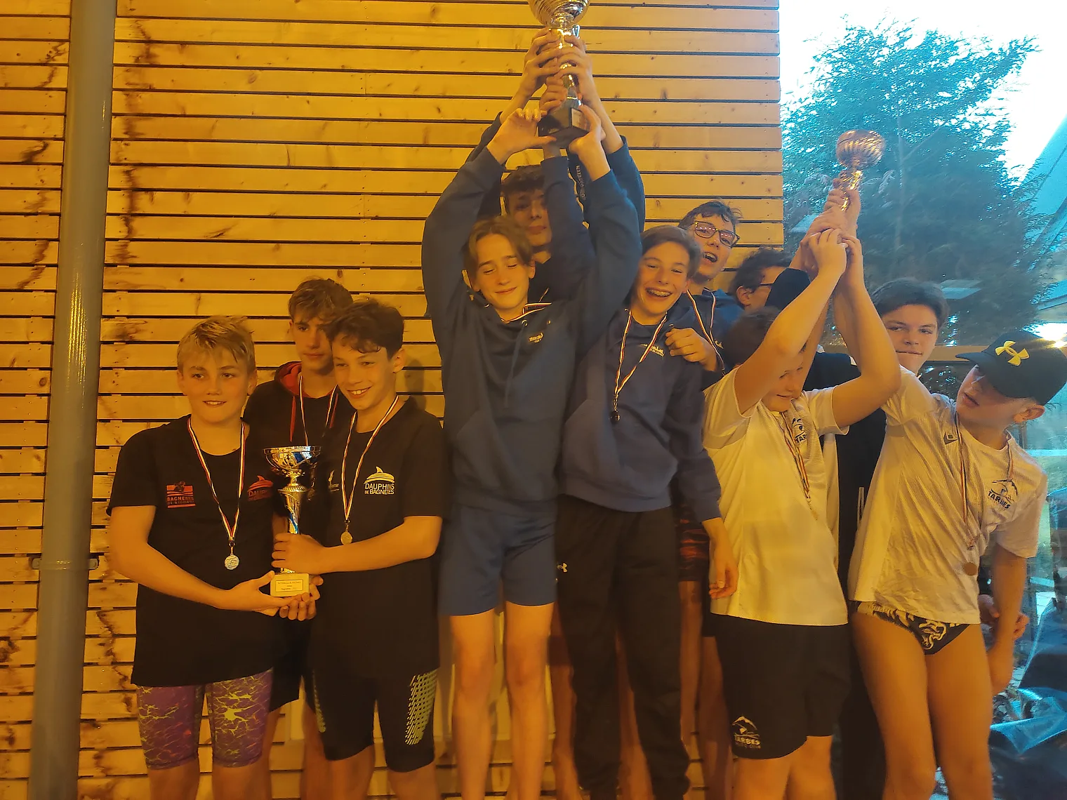 L équipe 1 Jeunes messieurs du club soulève la coupe des interclubs